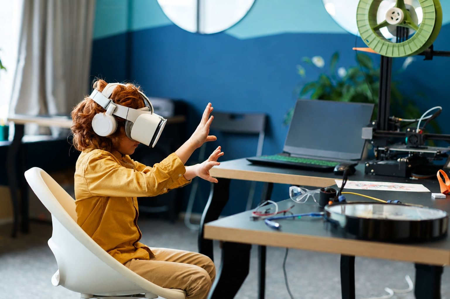 Een leerling met een VR-bril reikt verwonderd naar iets dat alleen hij kan zien.