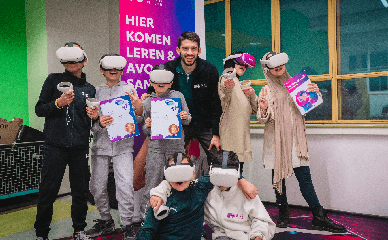 Leerlingen ontdekken Virtual Reality tijdens een naschoolse activiteit op school
